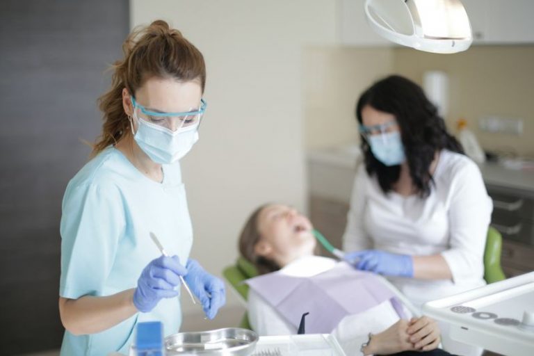 Pomoc dentystyczna a asystentka stomatologiczna – czym różnią się te dwa zawody?