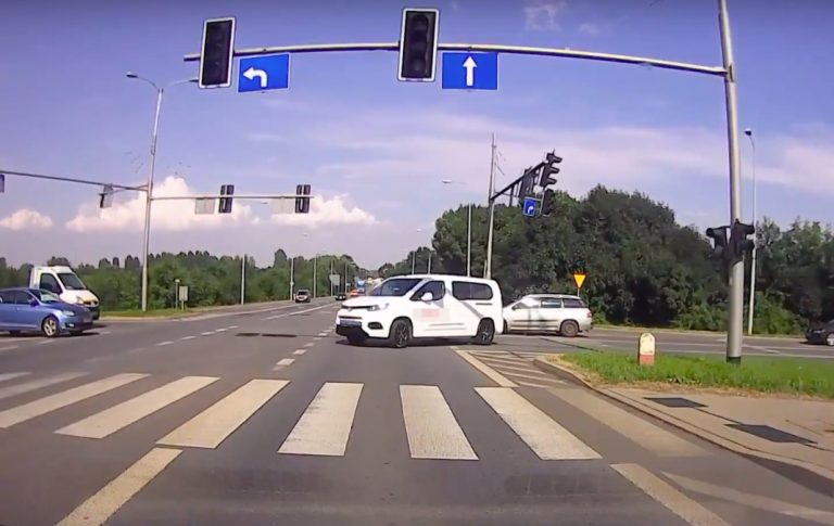 O krok od zderzenia na skrzyżowaniu [VIDEO]