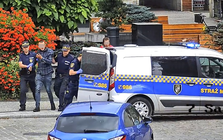 Libacja pod kolumną Trójcy Świętej, kłopotliwy pasażer w autobusie i złodziej kwiatów. Interwencje straży miejskiej