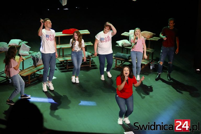 „A my! – ryki z Ameryki”. Muzyczne hity na deskach świdnickiego teatru [FOTO]