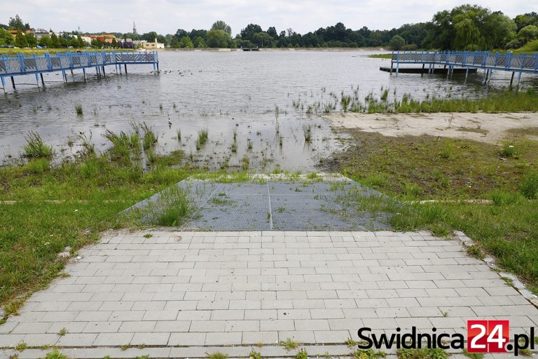Wody w zalewie Witoszówka prędko nie przybędzie. Szykują się kolejne prace remontowe przy zaporze [FOTO]