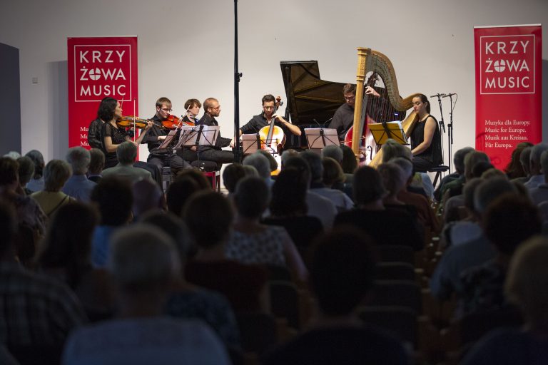 Festiwal Krzyżowa-Music po raz 10. Znakomici muzycy i młode talenty zagrają bezpłatne koncerty w dolnośląskich miejscowościach [PROGRAM]