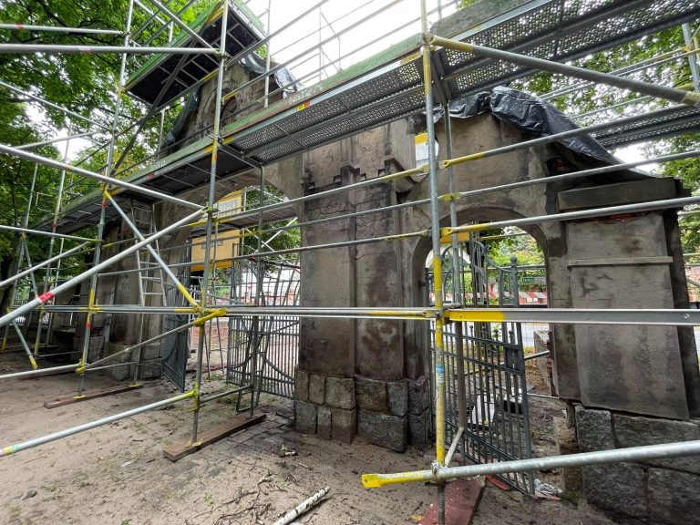 Ruszyła renowacja zabytkowej bramy głównej w parku Zawiszowskim