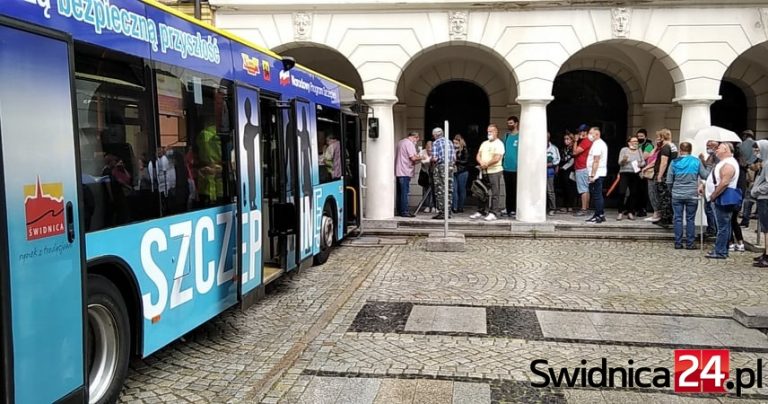 Mobilne punkty szczepień w całym powiecie świdnickim. Sprawdź terminy i miejsca!