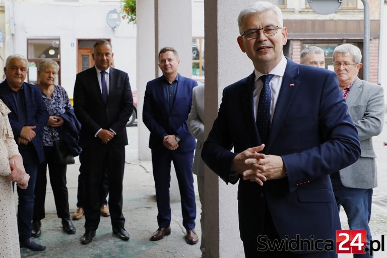 Poseł PiS poprosił księdza o przepędzenie złych duszków i otworzył biuro w dawnej siedzibie Nowoczesnej