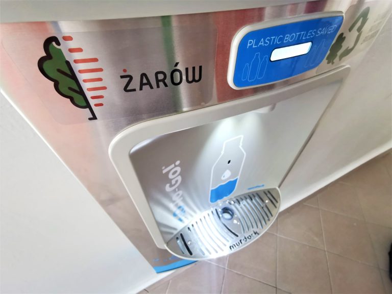 Dystrybutory wody w każdej szkole gminy Żarów [FOTO]