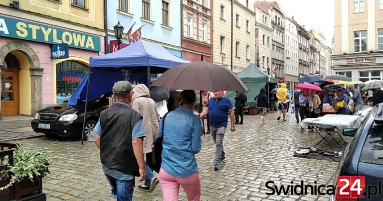 Świdnicka giełda staroci w deszczu [FOTO]