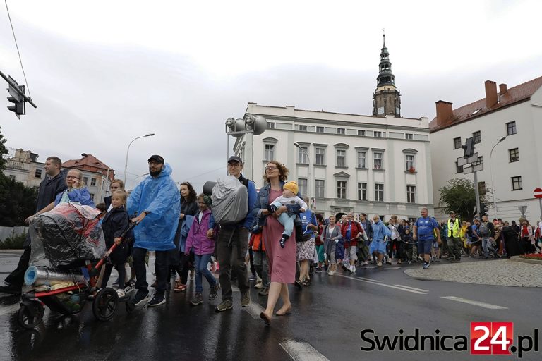 W deszczu i reżimie sanitarnym ruszyła świdnicka pielgrzymka na Jasną Górę [FOTO]