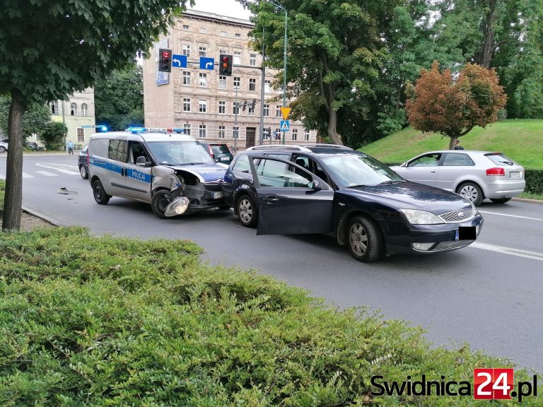Pościg ulicami Świdnicy. Radiowóz staranował uciekający samochód [FOTO]