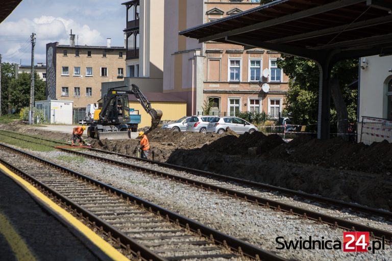 Remont na stacji Świdnica Miasto. Zajęto się peronem, z którego będą odjeżdżać pociągi do Sobótki [FOTO]