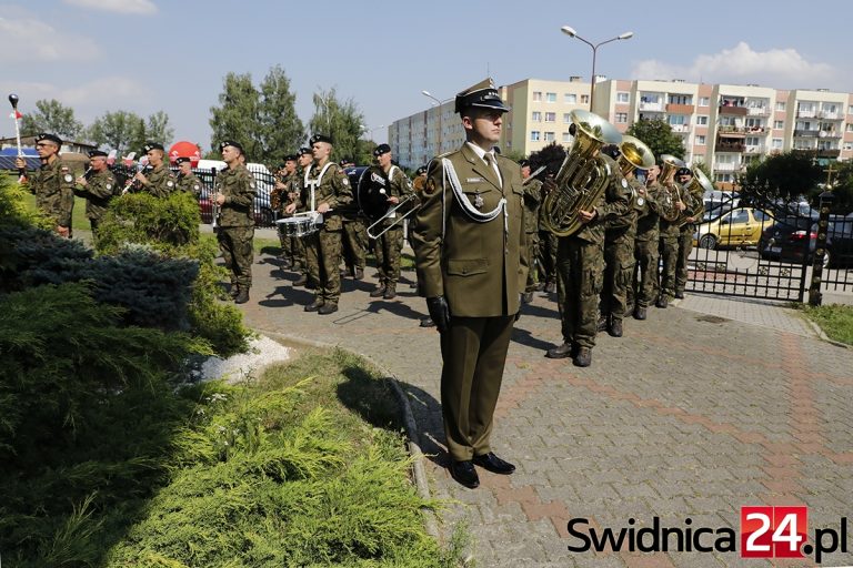 Święto Wojska Polskiego. Piknik patriotyczny na Osiedlu Młodych, uroczystości na pl. Grunwaldzkim