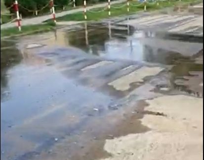 Uszkodzony wodociąg na Osiedlu Młodych w Świdnicy [VIDEO]