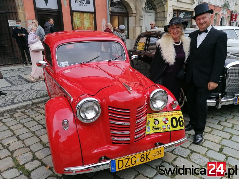 Od Malucha po autobus Mercedesa z lat 60.XX wieku. Zabytkowe samochody zawitały na świdnicki Rynek [FOTO]