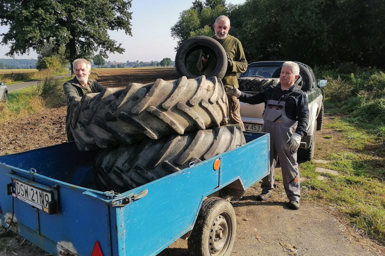 Wyciągnęli z przydrożnych rowów i zarośli 100 opon [FOTO]