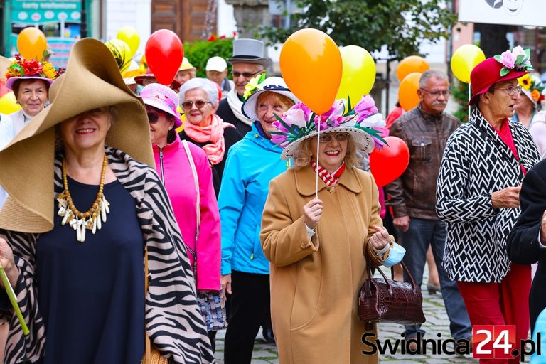 Seniorzy rządzą w Świdnicy! Barwna parada przeszła przez miasto [FOTO]