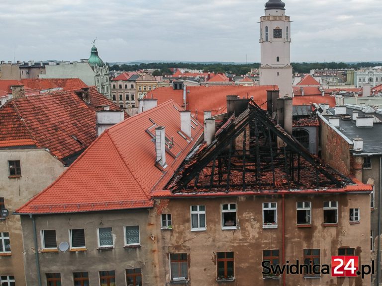 Jedna z najstarszych kamienic w Świdnicy zniszczona w wyniku pożaru. Jej stan sprawdzi nadzór budowlany [FOTO]