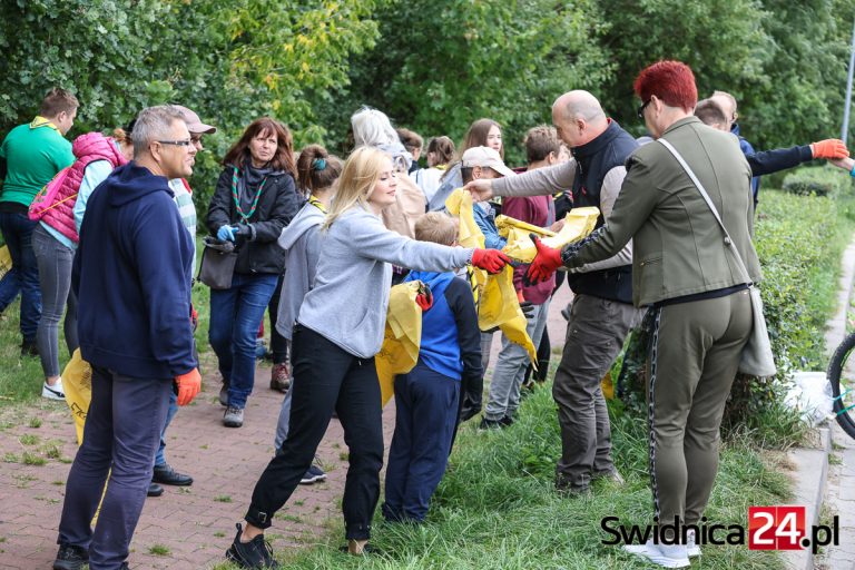 Wspólnie zabrali się za sprzątanie Strzelnicy [FOTO/VIDEO]