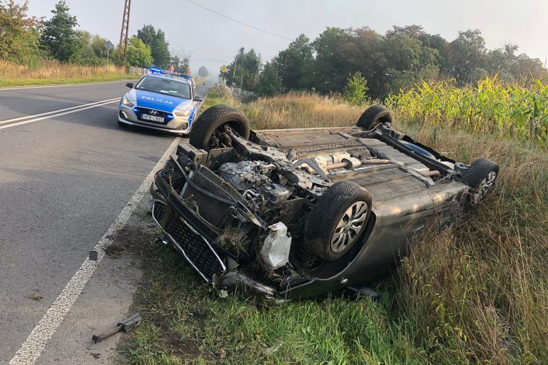 Poważny wypadek na drodze Świdnica-Burkatów. Jedno z aut dachowało [FOTO]