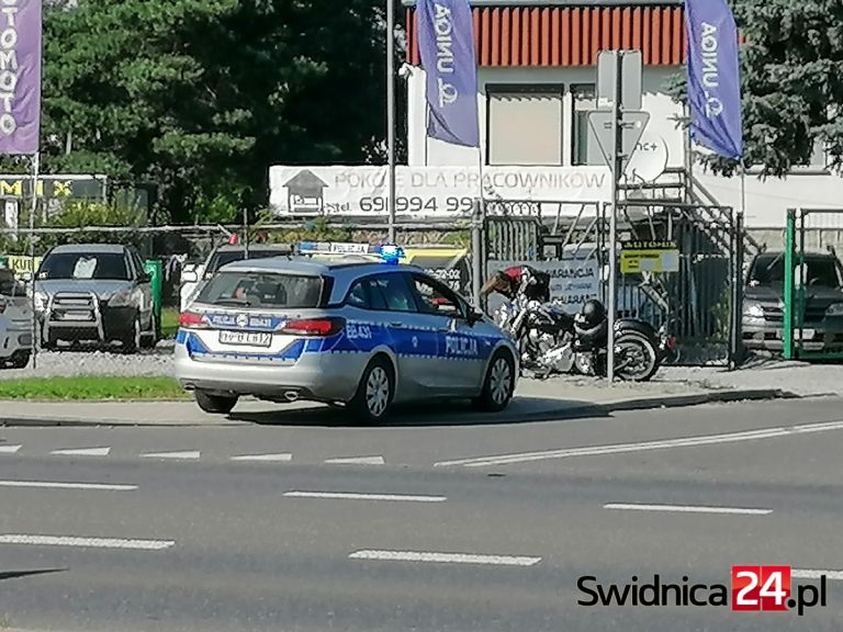 Zderzenie osobówki z motocyklem na Szarych Szeregów