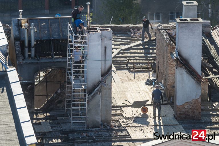 Przyznano środki na zabezpieczenie kamienicy zniszczonej w wyniku pożaru. W przyszłym tygodniu ruszą prace przy dachu [FOTO]