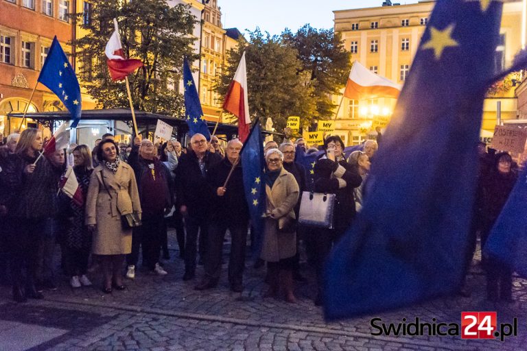 „My zostajemy w Europie”. Manifestacja na świdnickim Rynku [FOTO/VIDEO]