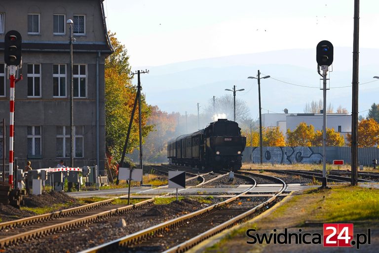 „Parowy Express” przejechał przez Świdnicę. W planach jest uruchomienie turystycznej linii kolejowej [FOTO/VIDEO]