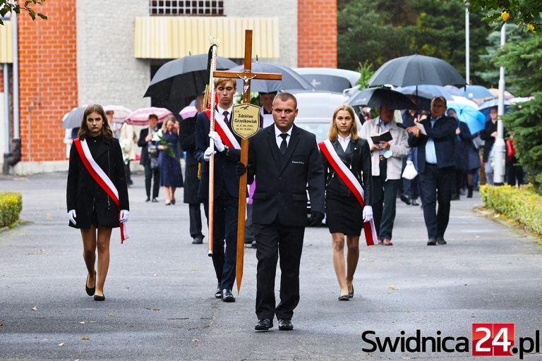 Pożegnali Zdzisława Grześkowiaka, cenionego nauczyciela i samorządowca