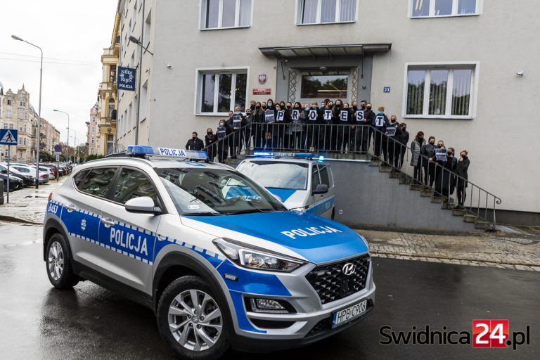 Służby mundurowe walczą o podwyżki. Policjanci będą pouczać zamiast karać mandatami