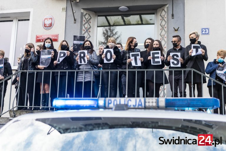 Czarny protest cywilnych pracowników policji. „Chcemy otrzymywać godne wynagrodzenie, a nie wegetować” [FOTO/VIDEO]