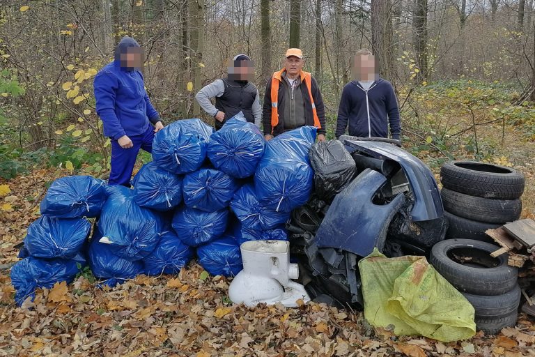 Społecznik z Pszenna znów uprzątnął góry śmieci. W walce z dzikim wysypiskiem pomogli osadzeni [FOTO]