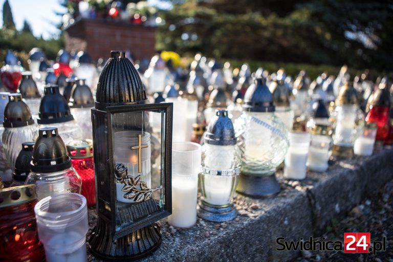 Wszystkich Świętych. Sprawdź zmiany w organizacji ruchu, parkingi, specjalne linie autobusowe