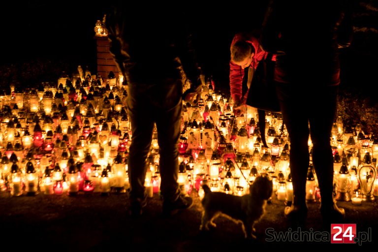 Wszystkich Świętych. Cmentarze pełne świateł pamięci dla zmarłych [FOTO]