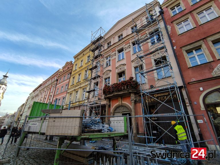 Chcą ochronić zabytkową kamienicę przed dalszą dewastacją. Ruszyły prace związane z budową tymczasowego zadaszenia [FOTO]