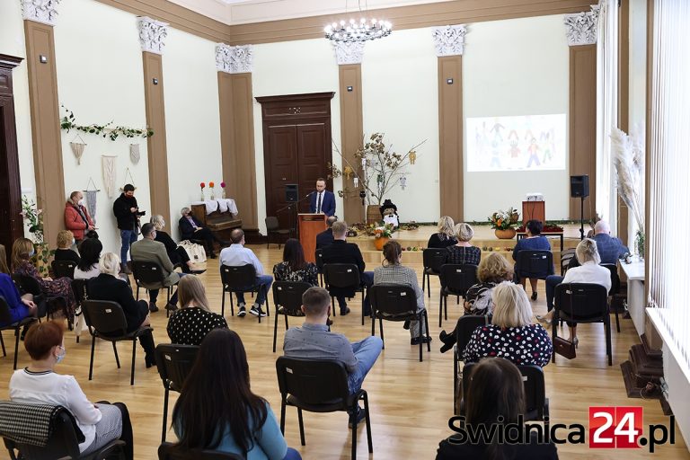 Miasto „doceniło” pracowników MOPS. Chcieli 30% wzrostu płac, dostali 6%