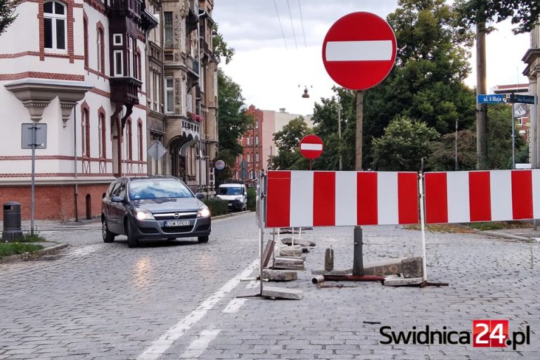 Problematyczne oznakowanie na remontowanej al. Niepodległości. Ustawiono lustro, będą zmiany [FOTO]