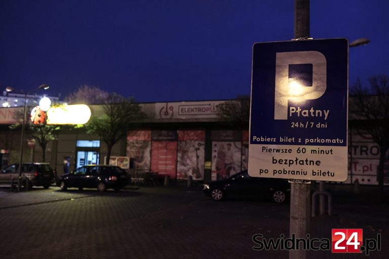 Po wprowadzeniu opłat parking opustoszał. Biletów chcieli klienci i najemcy?
