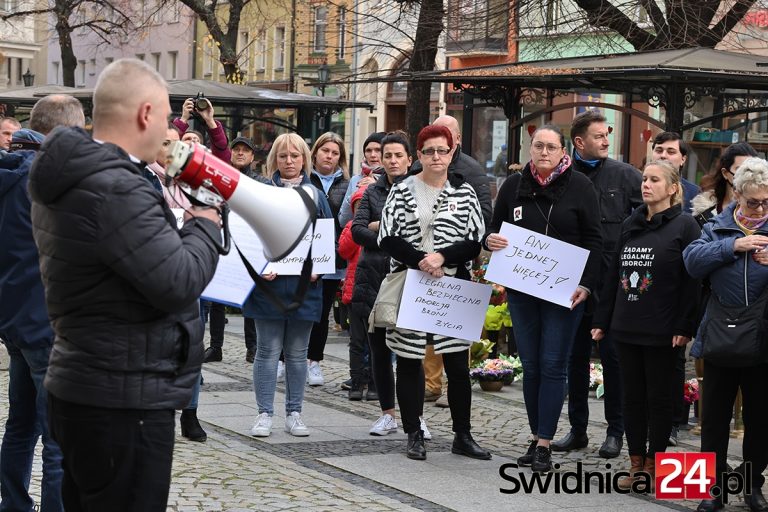 „Ani jednej więcej!” Manifestacja w Świdnicy, znicze pod biurami poselskimi [FOTO/VIDEO]