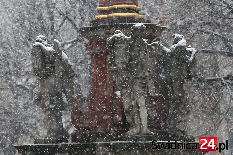 Mokry i ciężki, ale jest. Pierwszy śnieg w tym sezonie [FOTO]