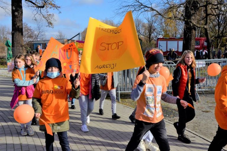 „Stop przemocy wobec dzieci”. Uczestnicy akcji przemaszerowali wokół żarowskiego stadionu [FOTO]