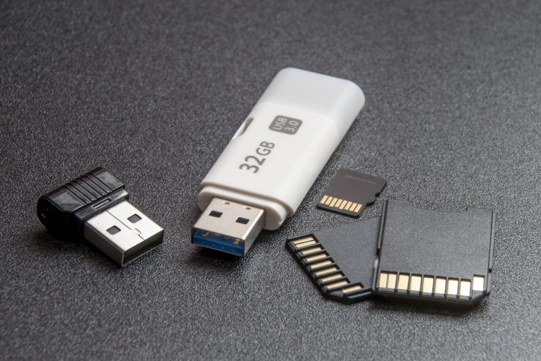 Praktyczny gadżet reklamowy – pendrive z logo