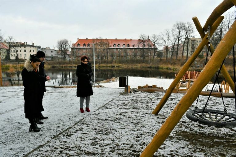 Z poślizgiem, ale już na finiszu. Nowe otoczenie Stawu Warszawianka w Świebodzicach