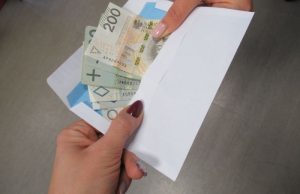 94-latek padł ofiarą oszustwa. Stracił kilkadziesiąt tysięcy złotych