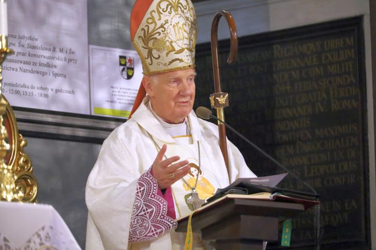 Biskup Dec w Boże Narodzenie o „ateistycznej lewicy promującej życie na poziomie zwierząt” oraz o „solidarności z karpiem”