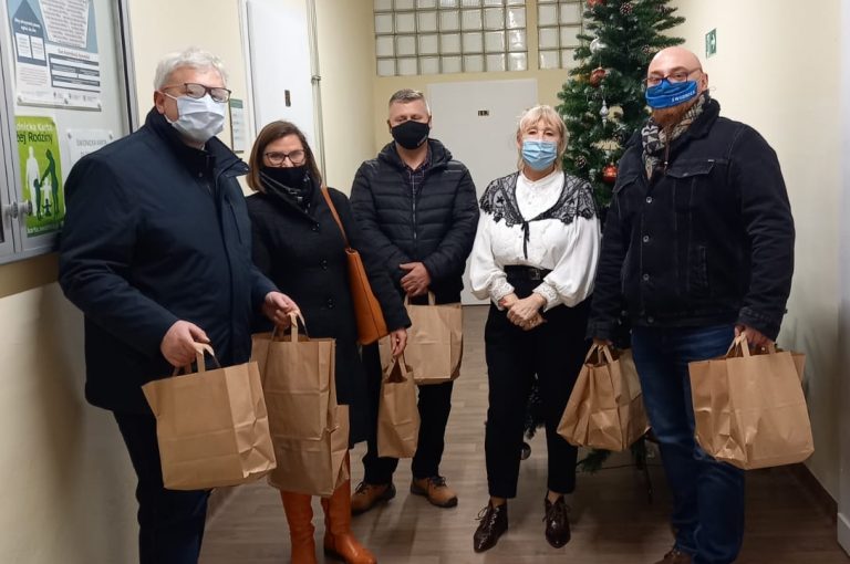 Ciepłe czapki i szaliki dla bezdomnych
