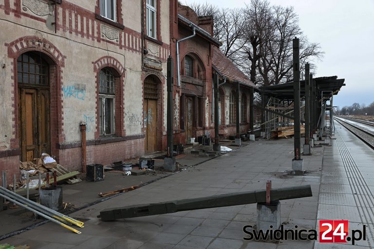 Jeszcze niedawno groziła zawaleniem. Zabytkowa wiata przeszła renowację i wraca na swoje miejsce [FOTO]