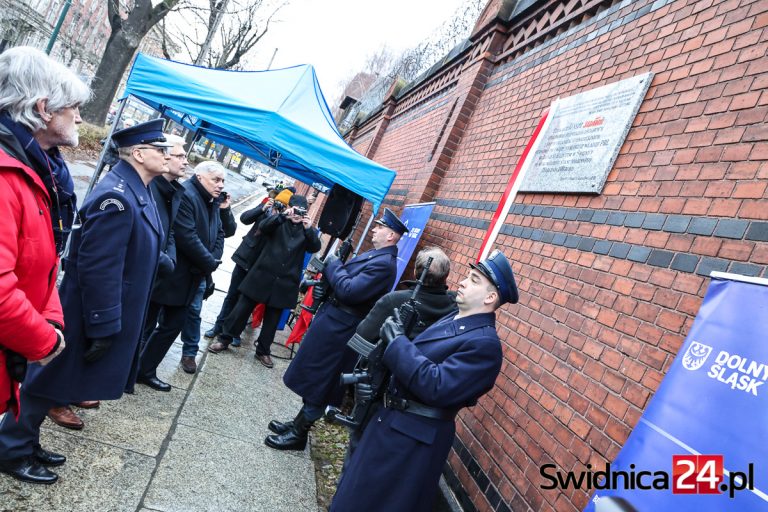 Pamięci świdniczan internowanych w stanie wojennym. Uroczyście odsłonięto pamiątkową tablicę [FOTO/VIDEO]