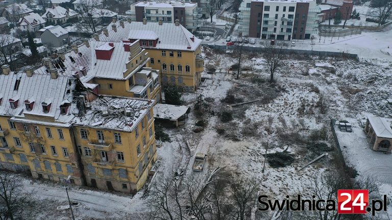 Zrujnowany gmach byłego szpitala przejdzie remont. Jest zgoda na przebudowę, ruszyły pierwsze prace [FOTO]