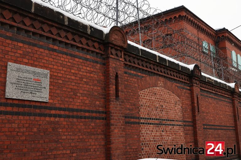 Pamięci świdniczan internowanych w 1981 roku. Tablica na murze Aresztu Śledczego