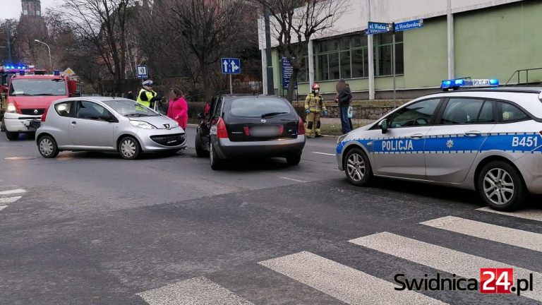Zderzenie dwóch aut na skrzyżowaniu Wrocławskiej z Wodną [FOTO]