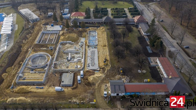 Trwa modernizacja basenu letniego. W przebudowie także strefa wejściowa [FOTO]